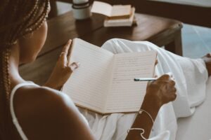 Detalle introspectivo sobre cómo gestionar la voz crítica y la alta autoexigencia